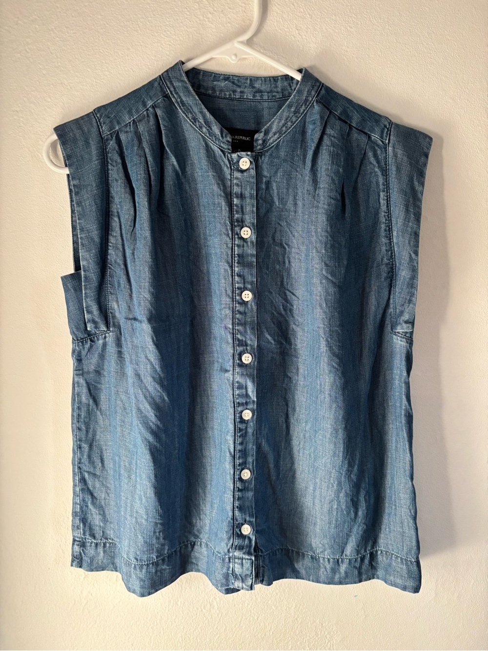 Banana Republic Sleeveless 100% Lyocell Button-Down Sleeveless Top in Blue